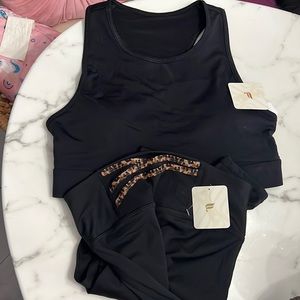 Fabletics large bra never tag on and matching leopard detail legging set.